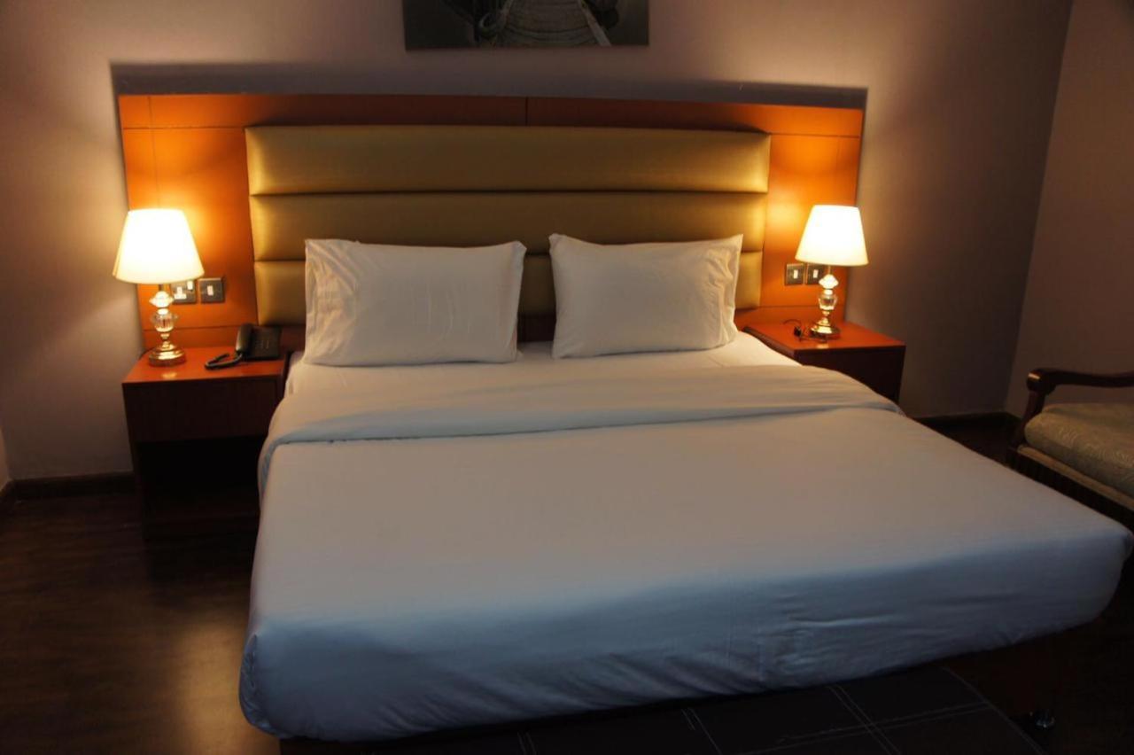 Three 888 Hotel Dubai Eksteriør bilde