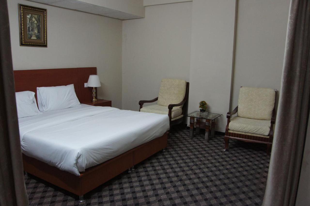 Three 888 Hotel Dubai Eksteriør bilde