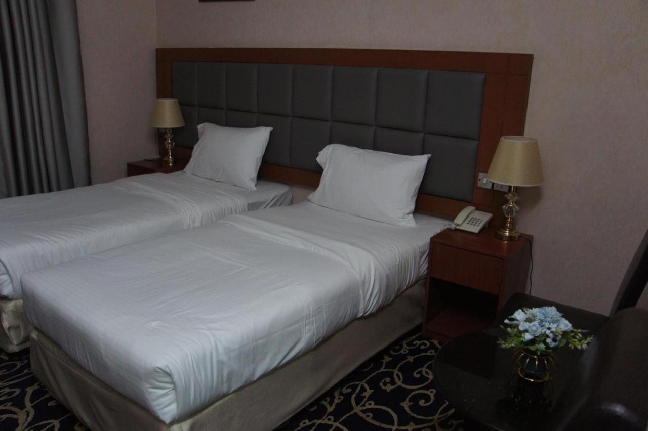 Three 888 Hotel Dubai Eksteriør bilde