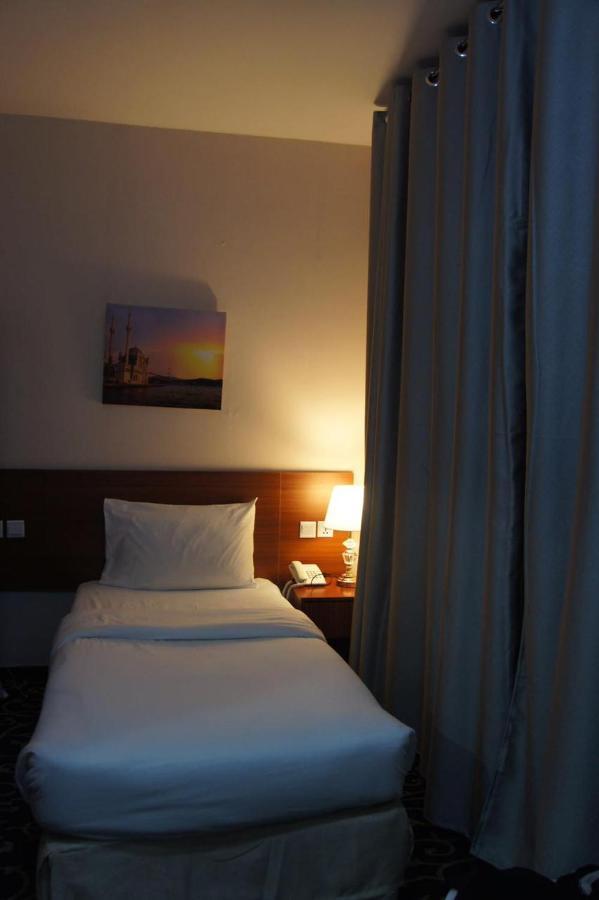 Three 888 Hotel Dubai Eksteriør bilde