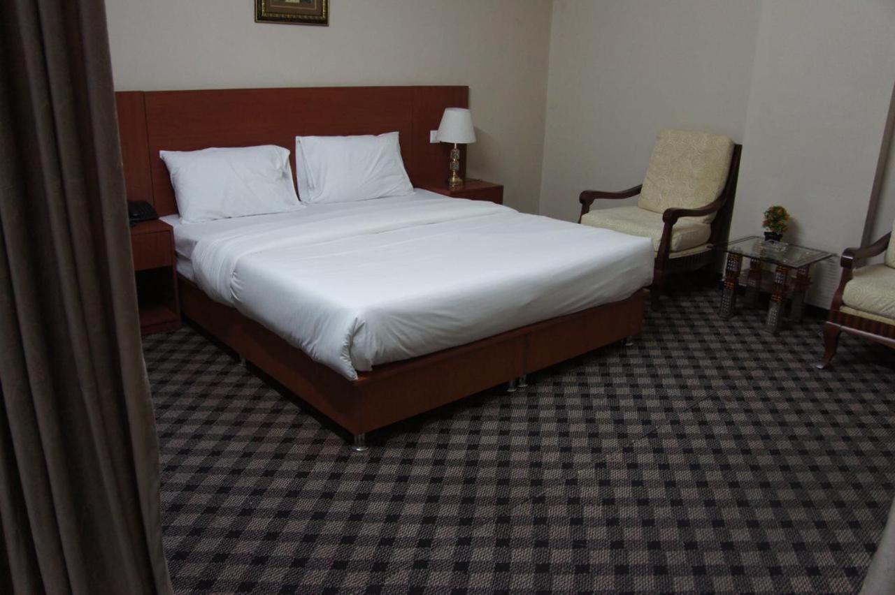 Three 888 Hotel Dubai Eksteriør bilde